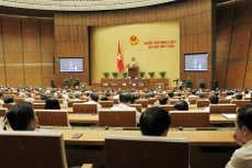 Thừa ủy quyền của Thủ tướng Chính phủ, Bộ trưởng Bộ Kế hoạch và Đầu tư Nguyễn Chí Dũng trình bày Tờ trình Dự án Luật sửa đổi 13 luật liên quan đến quy hoạch. Ảnh: Nguyễn Văn Điệp