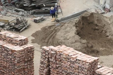 Việc bố trí bãi tập kết vật liệu xây dựng để thực hiện thi công công trình là trách nhiệm của chủ đầu tư/bên mời thầu. Ảnh: Nhã Chi