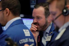 Các nhà giao dịch cổ phiếu trên sàn NYSE ở New York, Mỹ - Ảnh: Reuters.