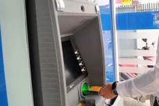 Đã nhiều lần các ngân hàng tăng phí dịch vụ ATM, song không đi liền với điều chỉnh, nâng cấp dịch vụ. Ảnh: Quang Tuấn