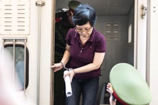 Bị cáo Châu Thị Thu Nga được dẫn giải vào phiên xét xử phúc thẩm. Ảnh: Nguyễn Khánh