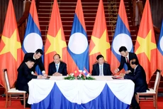 Thủ tướng Nguyễn Xuân Phúc và Thủ tướng Thoonglun Sisulith chứng kiến Lễ ký kết 12 văn kiện hợp tác giữa Chính phủ hai nước. Ảnh: Quang Hiếu