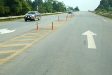 Người dân đòi hỏi sự công khai, minh bạch về công tác duy tu, bảo trì đường bộ. Ảnh: Nhã Chi