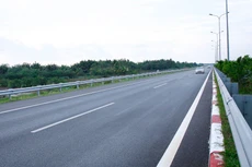 Chính phủ yêu cầu, đối với các dự án đường bộ đầu tư theo hình thức hợp đồng BOT chỉ áp dụng đối với các tuyến đường mới để bảo đảm quyền lựa chọn cho người dân. Ảnh: Lê Tiên