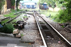 Nhu cầu cải tạo, sửa chữa, nâng cấp hạ tầng đường sắt nói chung và các đường ngang dân sinh để đảm bảo an toàn giao thông là rất lớn. Ảnh: Nhã Chi