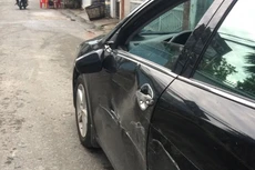 Theo phản ánh của nhà thầu, chiếc ô tô camry 5 chỗ chở nhà thầu bị một ô tô tải loại 500 kg mang biển số 60C-42074 cố tình tông vào