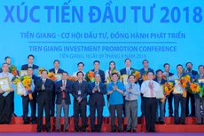 Thủ tướng chứng kiến lễ trao giấy chứng nhận đầu tư cho 18 dự án vào tỉnh Tiền Giang. Ảnh: Quang Hiếu