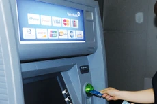 Từ 15/7, phí rút tiền ATM nội mạng của Vietcombank, VietinBank, Agribank và BIDV sẽ đồng loạt tăng từ 1.100 đồng lên 1.560 đồng/lần. Ảnh: Quang Tuấn