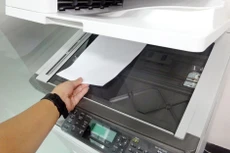 Gói thầu Mua sắm thuộc Dự án Mua sắm tập trung của UBND huyện Cờ Đỏ (Cần Thơ) có nội dung chính là mua sắm trang bị bàn ghế, máy vi tính, máy photo... Ảnh: Tường Lâm