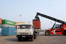 Còn nhiều bất cập trong các khoản chi phí mà doanh nghiệp phải trả. Ảnh: Tường Lâm