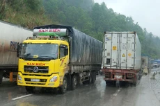 Xuất hiện tình trạng một số quy định tại các văn bản sửa đổi, bổ sung thêm thủ tục, gây khó khăn, phiền phức hơn cho doanh nghiệp khi thông quan qua biên giới. Ảnh: Lê Tiên