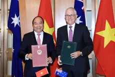 Thủ tướng Nguyễn Xuân Phúc và Thủ tướng Malcolm Turnbull ký tuyên bố chung về thiết lập quan hệ Đối tác Chiến lược giữa hai nước. Ảnh: Quang Hiếu