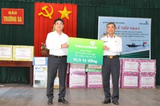 Đồng chí Nghiêm Xuân Thành - Bí thư Đảng ủy, Chủ tịch HĐQT Vietcombank (bên trái) tặng 3 xuồng CQ trị giá 10,5 tỷ đồng cho cán bộ, chiến sĩ Quân chủng Hải quân