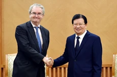 Phó Thủ tướng Chính phủ Trịnh Đình Dũng làm việc với ông Jonathan Taylor, Phó Chủ tịch Ngân hàng Đầu tư châu Âu. Ảnh: Nhật Bắc