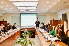 Ông Il Dong Kwon - Phó Tổng giám đốc Công ty tư vấn Oliver Wyman trình bày quá trình triển khai dự án