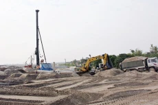 Giá cát cao dẫn đến tại một số gói thầu thực hiện theo hợp đồng trọn gói nhà thầu phải bù lỗ. Ảnh: Tường Lâm