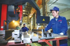 Đẩy mạnh công nghiệp hóa theo hướng hiện đại sẽ thu hút lao động dư thừa trong nông nghiệp, làm cho năng suất lao động tăng nhanh. Ảnh: Lê Tiên