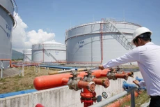 Trong 5 tháng đầu năm 2018, giá trị nhập khẩu xăng dầu tăng 38,6% so với cùng kỳ năm trước. Ảnh: Tiên Giang