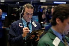 Các nhà giao dịch cổ phiếu trên sàn NYSE ở New York, Mỹ, ngày 21/3 - Ảnh: Reuters.