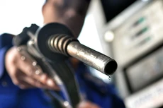 Bộ Tài chính đề xuất tăng thuế môi trường với xăng, dầu để bù đắp ngân sách hụt thu khi thuế nhập khẩu giảm. Ảnh:Q.Đ.