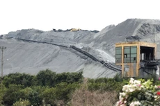 Lượng tiêu thụ chỉ đạt khoảng 30% tổng lượng tro, xỉ phát sinh của các nhà máy nhiệt điện than. Ảnh: Trần Sơn