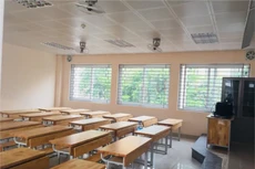 2 gói thầu đồ dùng, thiết bị giáo dục có giá trị rất nhỏ về quy mô và phổ thông về tính chất, nhưng Bên mời thầu đưa ra nhiều tiêu chí bất hợp lý. 
