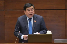 Bộ trưởng Bộ Kế hoạch và Đầu tư Nguyễn Chí Dũng trả lời chất vấn chiều 6/11 về nguồn lực đầu tư cho vùng đồng bào dân tộc thiểu số (Ảnh Quốc hội)