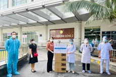 Bộ Kế hoạch và Đầu tư trao khẩu trang y tế cho cán bộ y tế tuyến đầu tham gia chống dịch Covid-19
