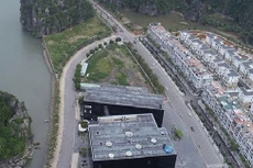 Khu đất Dự án Khách sạn Hạ Long Bay và Khu dịch vụ cao cấp tại khu vực Cột 3 có vị trí tiếp giáp Bảo tàng và Thư viện tỉnh Quảng Ninh; tiếp giáp mắt nước và núi đá (ảnh internet)