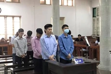 Bị cáo Phạm Đức Tài (đeo khẩu trang) đã sử dụng tiền của khách hàng để mua vàng miếng, vàng trang sức kinh doanh, chi tiêu trong Công ty và cho bản thân