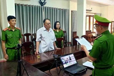 Nguyên Giám đốc Sở Tài chính Phú Yên (áo trắng) nhận quyết định khởi tố