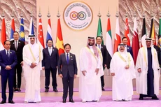 Thủ tướng, Hoàng Thái tử Saudi Arabia Mohammed bin Salman đón Thủ tướng Phạm Minh Chính và các trưởng đoàn dự Hội nghị - Ảnh: VGP