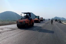 Nhà thầu thi công thảm lớp bê tông nhựa bề mặt trên cùng của dự án cao tốc Bắc-Nam.