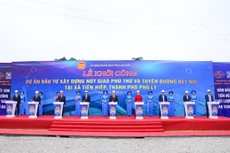 Chủ tịch Quốc hội Vương Đình Huệ và các đại biểu thực hiện nghi lễ khởi công