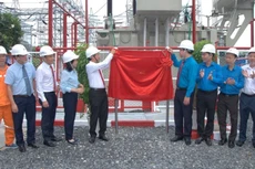 Các đại biểu thực hiện nghi lễ kéo băng gắn biển công trình