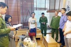 Cơ quan Cảnh sát điều tra Công an tỉnh Bắc Giang thực hiện các thủ tục tố tụng đối với bị can Hoàng Văn Quý (đứng ngoài cùng bên phải) hồi tháng 3/2023