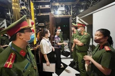 Lực lượng chức năng kiểm tra công tác phòng cháy chữa cháy tại quán karaoke