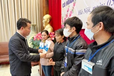 Tổng Giám đốc Bảo hiểm xã hội Việt Nam Nguyễn Thế Mạnh trao quà cho đại diện gia đình bệnh nhân BHYT có hoàn cảnh khó khăn đang điều trị tại bệnh viện