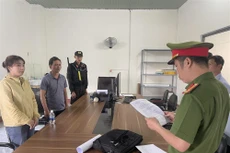 Cơ quan điều tra đọc lệnh bắt tạm giam đối với một số bị can trong vụ án.