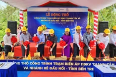 Đại diện đơn vị ngành điện, chính quyền địa phương và đơn vị thi công thực hiện nghi thức động thổ công trình trạm biến áp 110kV Thanh Tân và nhánh rẽ đấu nối