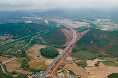 Cao tốc Cam Lộ-La Sơn nhìn từ trên cao 