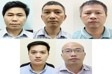 Các bị can Trần Quốc Hùng, Trịnh Văn Đoàn, Nguyễn Hữu Khải (hàng trên từ trái qua) và Đỗ Ngọc Tuyền, Trương Hoàng Dũng (hàng dưới từ trái qua)