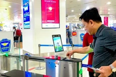 Hành khách sử dụng công nghệ nhận diện khuôn mặt để qua cửa an ninh