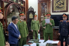 Công an công bố các lệnh tố tụng đối với ông Hiến. Ảnh: CA Hà Nam.
