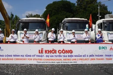Nghi thức bấm nút khởi công xây dựng công trình hạ tầng kỹ thuật tuyến Metro số 2. Ảnh: HC