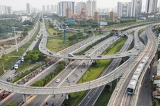 Ngày 26/4, đoàn tàu ba toa dài hơn 61 m của Metro số 1 chạy thử qua 8 nhà ga trên cao với hành trình 12,3 km. Ảnh: Internet