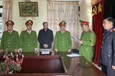 Cơ quan chức năng đọc lệnh bắt tạm giam đối tượng Nguyễn Văn Vấn (thứ 3 từ trái sang)