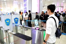 Hành khách làm thủ tục đi máy bay bằng ứng dụng tài khoản định danh điện tử mức độ 2