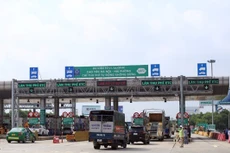 Tháo dỡ các biển báo không phù hợp tại trạm thu phí. Ảnh minh họa