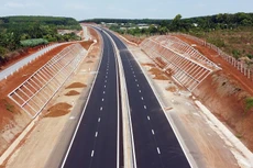 Một đoạn cao tốc Phan Thiết - Dầu Giây đang chờ dọn vệ sinh trước khi đưa vào khai thác.